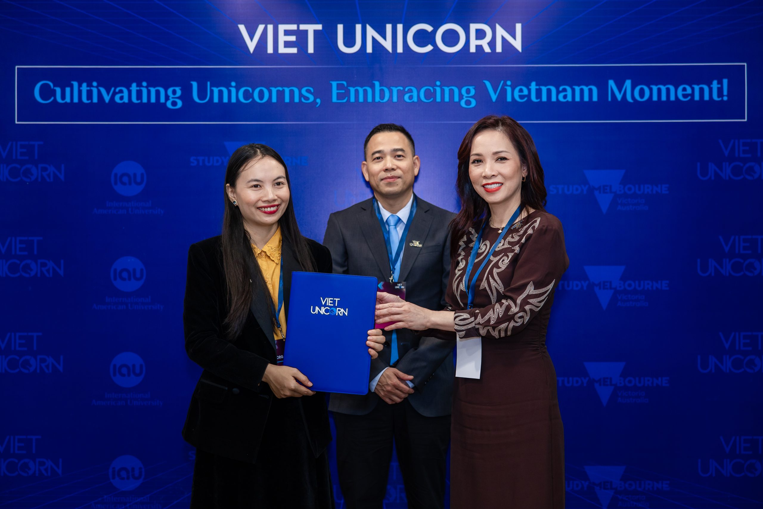 à Amy Nguyen - Đại diên Unicorn Hoa Kỳ, thay mặt Trường Đại học IAU trao thoả thuận hợp tác cho bà Đăng Nguyễn - Founder Viet Unicorn